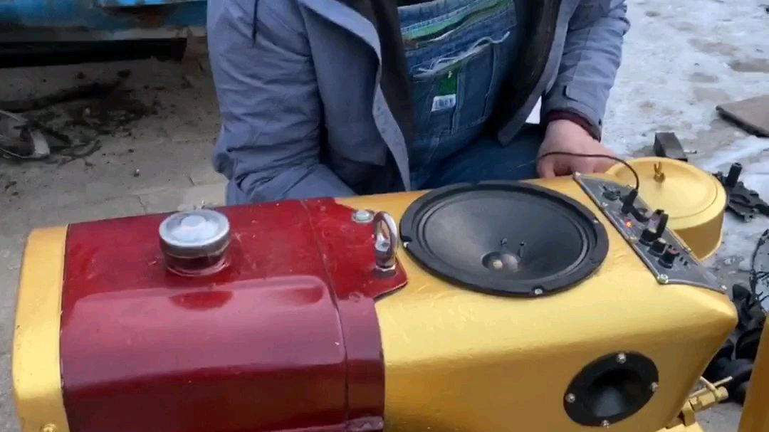 家里不用的柴油机改了个音箱,放入水后还可以当空气加湿器用